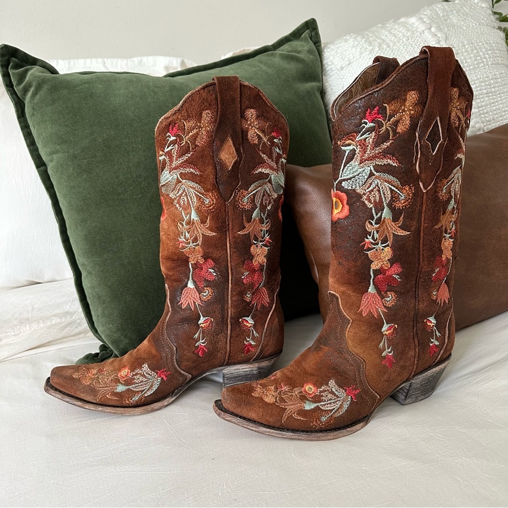 Corral Women’s Lamb Floral Embroidered Cowboy Boots - Picture 2 of 9
